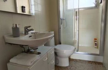 SPACIOUS FLAT WITH SEA VIEWS, FOR 8 PEOPLE WITH 3 BEDROOMS, 2 BATHROOMS and WIFI, NEXT TO THE BEACH!! - Foto 19