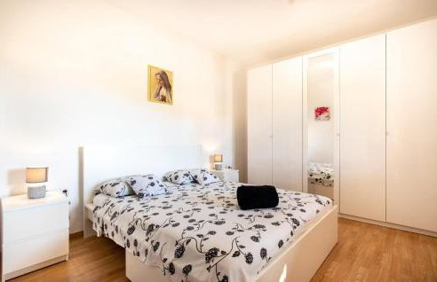 3 Bedroom Stunning Home In Modric - Photo 22