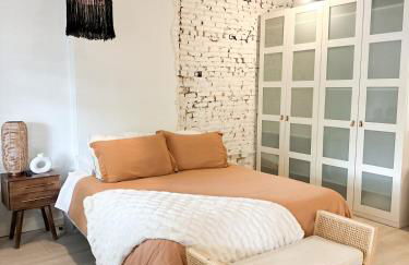 Queen Bed, Luxury Studio with Balcony - Photo 16