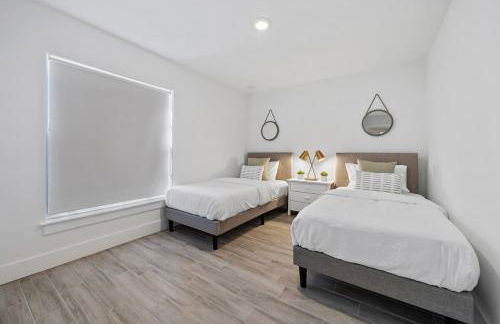 New! Few minutes to Downtown, 10 to the Beach! - Photo 11