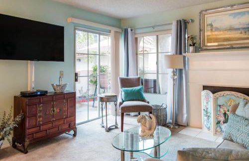 Glamorous Regal Design Home with Private Patio and Garage - Foto 38