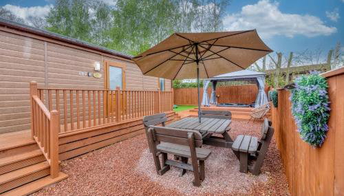 Family Luxury York Cabin Retreat with hot tub - Foto 3, sunbed