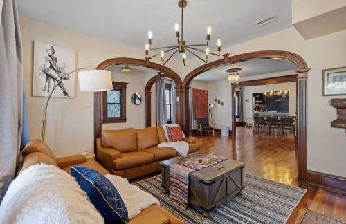 AC 9 BR 4BA Victorian Manor - 1 Block to Beach - Foto 1