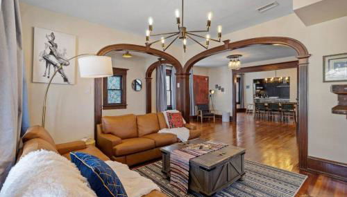 AC 9 BR 4BA Victorian Manor - 1 Block to Beach - Foto 1