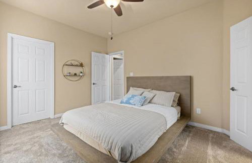 Spacious 4BR 3BA Home KING Suite Pool Sleeps 8 - Photo 22