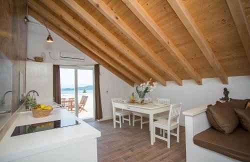 Captain's Attic - Photo 5