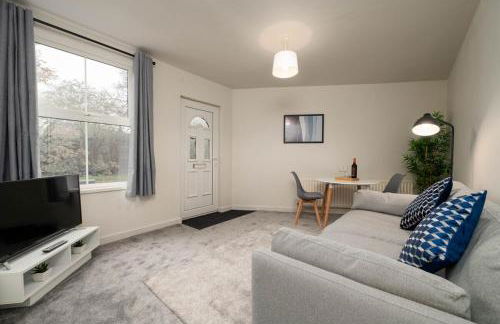 #34 Two bed apt Private Parking Stylish & homely - Photo 34