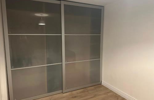 Cozy Four-Bedroom Home with Hot Tub, Garden, CONTRACTORS WELCOME - Close to Shops, Restaurants, Hospital and Park - Photo 13