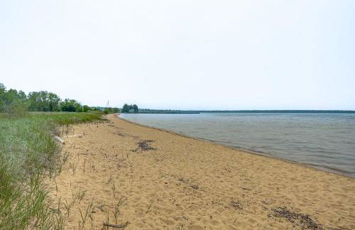 Walk to Lake Superior and Beach Modern Retreat - Foto 15