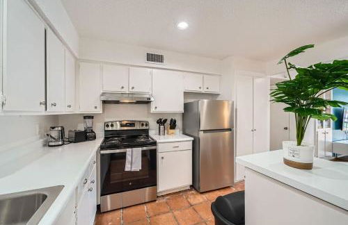 Your 2B Getaway - Steps 2 Dtwn - Sleeps 6 - Pool and Prkg - Foto 13