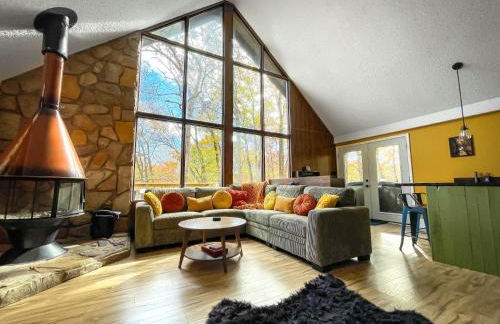 Chalet w Hot Tub Fireplace Grill FirePit & Wifi - Photo 7