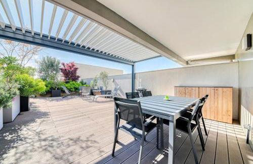 GuestReady - Chic Stay with Jacuzzi and Parking - Photo 25