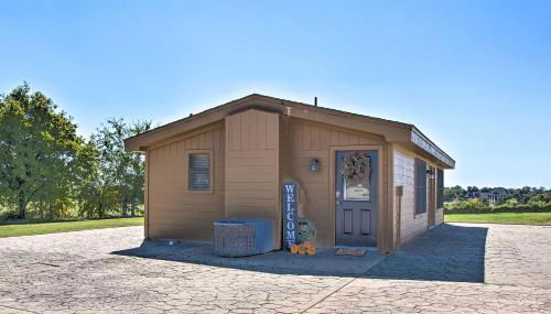 Pet-Friendly Efficiency Cottage with Pool! - Foto 2