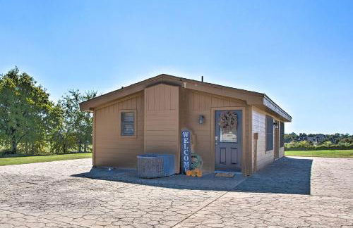 Pet-Friendly Efficiency Cottage with Pool! - Foto 2