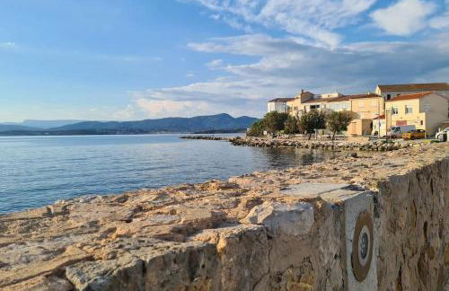 Élégant Studio au calme 2mn mer Wifi Clim Terrasse parking - Foto 22