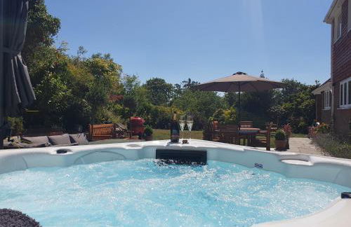 Luxury 5-Bed Country House with Hot Tub, Views & Games Room, Sleeps 12 - Kent Downs - Foto 8