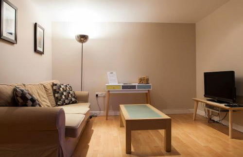 Bright & Stylish West End Apartment - Photo 7