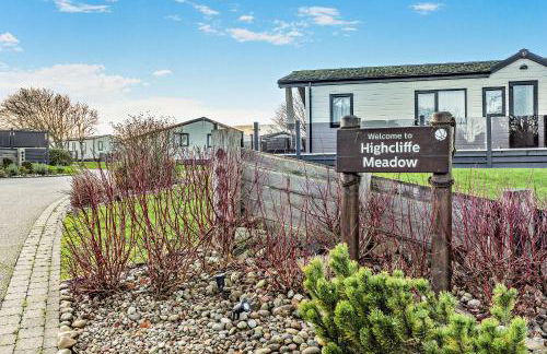 Binky Lodge Stylish Cosy 3-Bedroom Holiday Lodge Hoburne Naish Barton on Sea - Photo 29