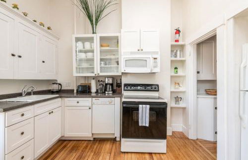 Local Landmark - Gorgeous Historic Home - Foto 30