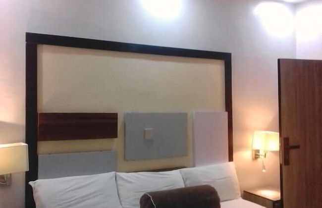 Premiership UK Suites - Photo 5