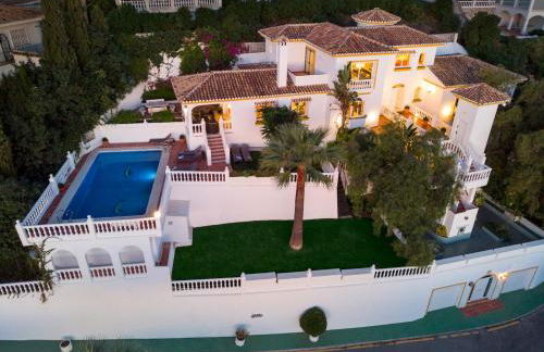 Large Family Villa 500m From Beach with Stunning Views - Photo 1