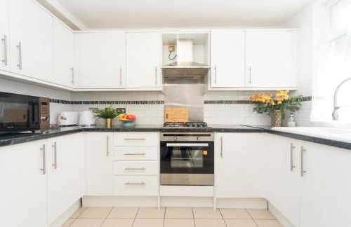 Spacious 4 Bed House Free Parking Near Station - Pass the Keys - Foto 13