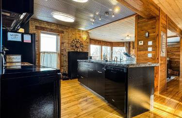 THE LOFT 3 level urban cabin with a HUGE patio! - Foto 6