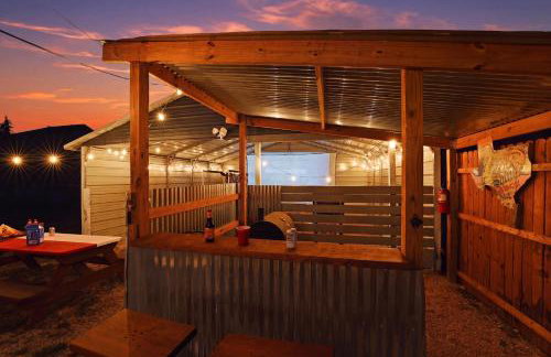 Game Barn, Cowboy Pool, 17ft Movie Screen - sleeps 10 - Photo 9