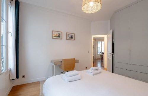 Sophisticated 2BR - Steps to Station - Foto 6