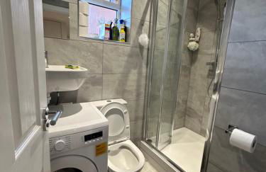1st Studio Flat With full Private Toilet And Shower With its Own Kitchenette in Keedonwood Road Bromley A Fully Equipped Independent Studio Flat - Photo 26