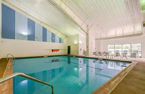 2-bedroom cabin, with a Fireplace, PS5, BBQ, fitness room, and a private hot tub - Foto 10