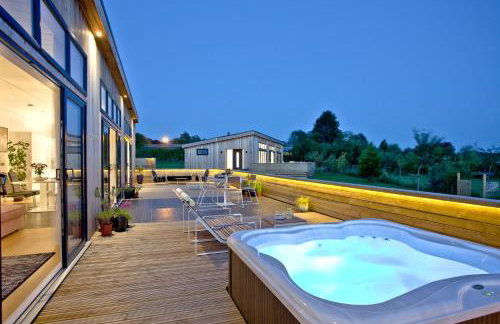 Cheddar Pink, Strawberryfield Park, Cheddar - Photo 17