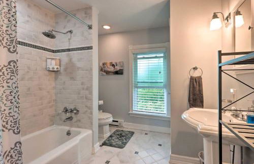 Charming Abode with Patio - Walk to Town and River! - Foto 15