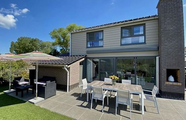 Stylish Westende Getaway - Photo 1