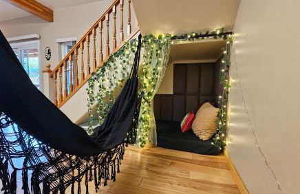 Knotty Pine Cabin with Artisan Stone Patio - Walk to Bass Lake - Foto 31