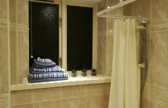 Flat - Sleeps 4 - Parking - Close to Airport - Foto 10