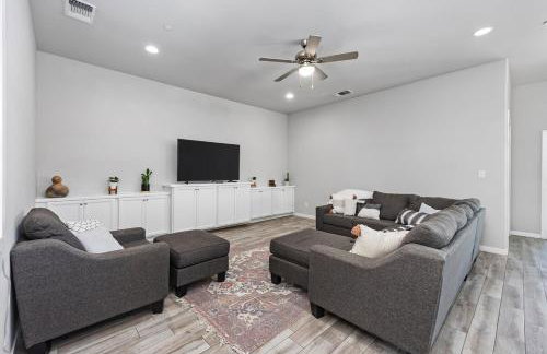 Spacious Home with Private Pool - Photo 37