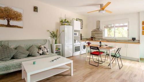 Guest house with shared pool. - Photo 2