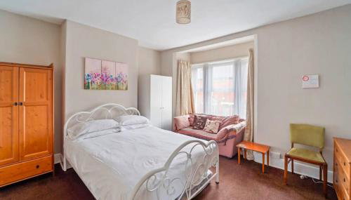 Convenient 4 Bed Homely Retreat in Wolverhampton - Foto 3, wardrobe