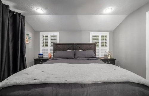 Charming 3BR Home Near DT with King Bed and Fire Pit - Foto 6