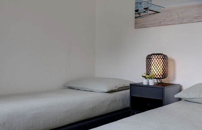 Chalet by Pond in Eindhoven Holiday Park - Photo 5