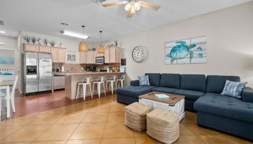 Sunny Townhome with Pool Access about 1 Mi to Beach - Foto 2