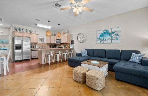 Sunny Townhome with Pool Access about 1 Mi to Beach - Foto 2