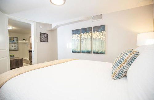 Cozy Retreat | Walk to Unc | Free Cruiser Bikes - Foto 30