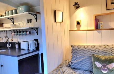 Plank Bridge Shepherds Hut in Orchard - Peaceful Escape for Two - Foto 6