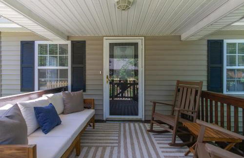 Charming Pet-Friendly Cottage Walkable to Town! - Foto 10