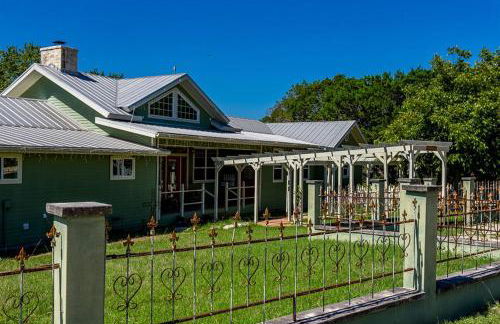 1800's Antique Log Cabin with Modern Amenities near Fredericksburg and Kerrville, Texas - Photo 6