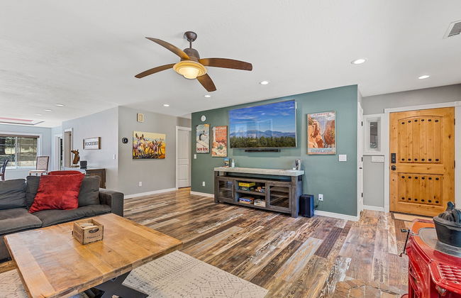 Spacious Canyon Peak Pine View Home Game Room Hot Tub - Photo 21