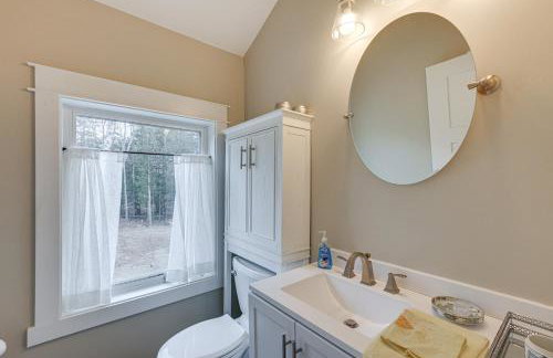 Lakefront Bucksport Home w/ Fire Pit + Gas Grill! - Foto 18