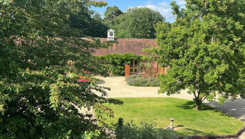 The Clock Tower & Dairy - Two x 2 Bed Barns with Indoor Pool - Foto 3, Garden view